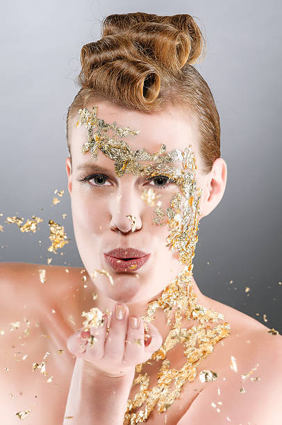 istock Air kiss with gold 483014488