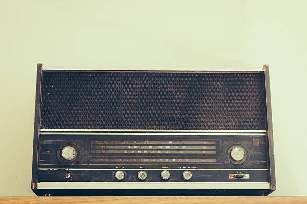 istock Vintage fashioned radio on white background 483017642