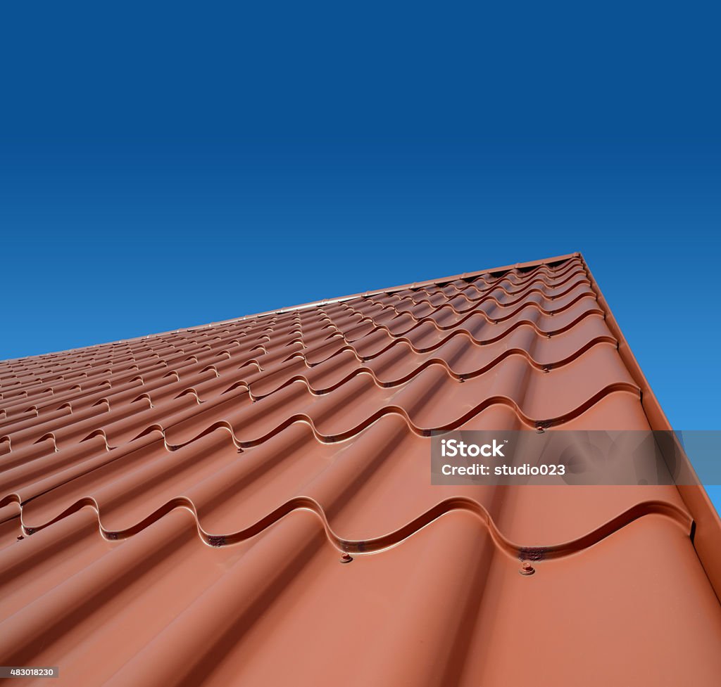 En el techo de hojas de metal - Foto de stock de 2015 libre de derechos