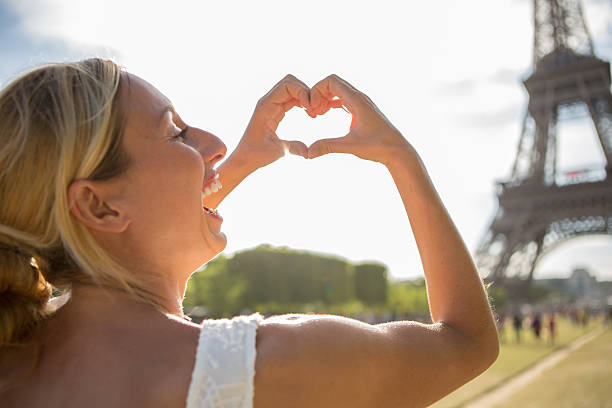 istock Young woman loving Paris-Eiffel tower 483027548