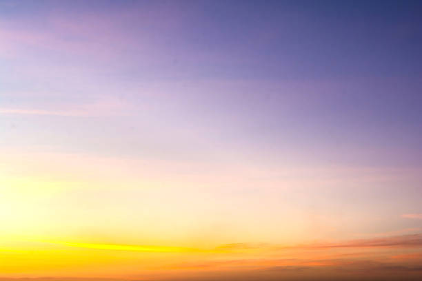 Vista do céu com nuvens de noite - foto de acervo