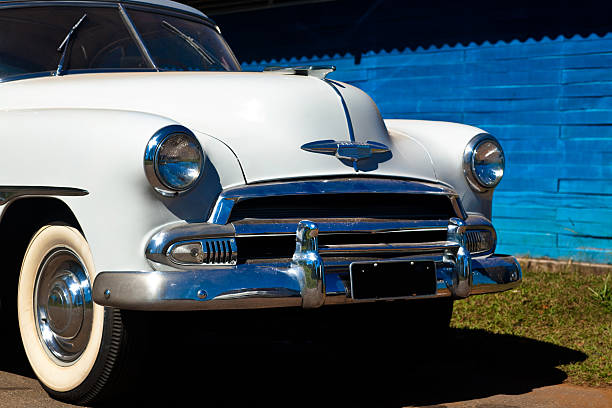 1950 年代ファッションのクラシックなホワイトの自動車フロントの眺め - collectors car antiquities ancient past ストックフォトと画像