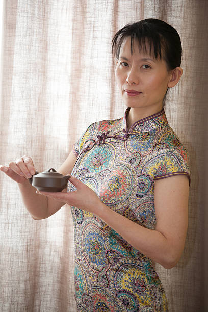 中国人女性チャイナを合わせて、伝統的なレンガのティーポット - 延安 ストックフォトと画像