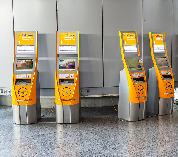 máquinas de check-in de autoatendimento no aeroporto internacional de frankfurt - self service check in passenger people frankfurt - fotografias e filmes do acervo