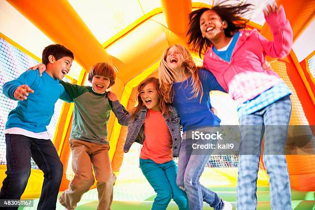 Kinder In Bounce House Stockfoto und mehr Bilder von Kind - Kind, Hüpfburg, Aufblasbarer Gegenstand