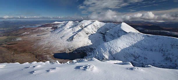 carrauntoohil - macgillicuddys reeks foto e immagini stock