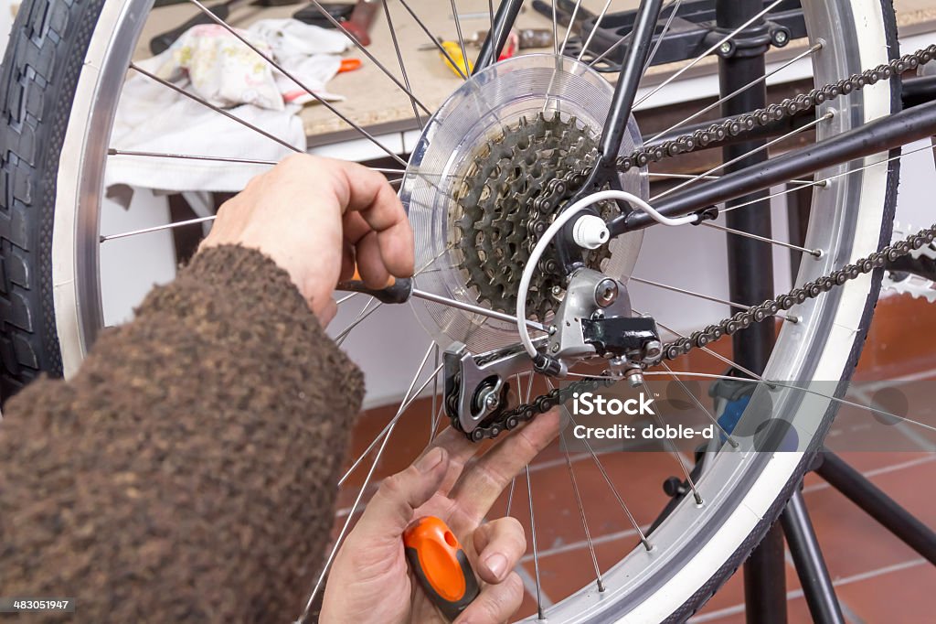 Real bicicleta mecânico reparar personalizado fixie bicicleta - Foto de stock de Adulto royalty-free