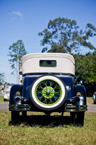 1920 年代の年代物の自動車後姿スペア tyre 緑の縁 - collectors car antiquities ancient past ストックフォトと��画像