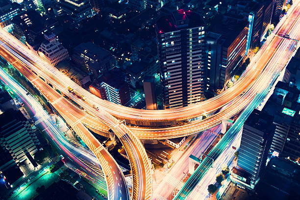 luftaufnahme – blick auf den highway an der ausfahrt bei nacht in tokio, japan - car driving transportation tokyo prefecture stock-fotos und bilder