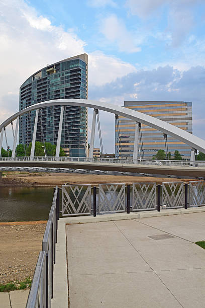 istock Downtown Columbus Ohio and Scioto Bridge during Springtime 483063200