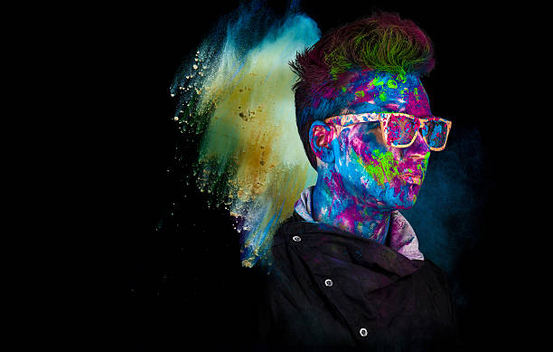 Vivid Portret hipster facet w holi farby – zdjęcie