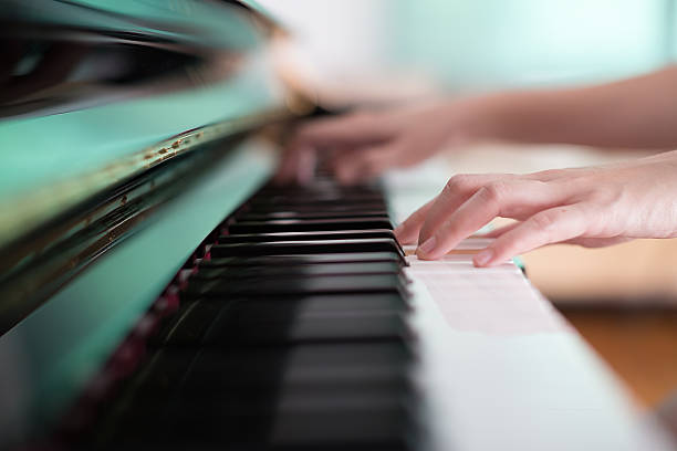 mulher tocando piano - sheet music music classroom education - fotografias e filmes do acervo