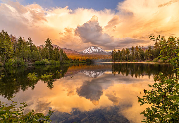 実装ラッセン夕暮れ - lassen volcanic national park ストックフォトと画像