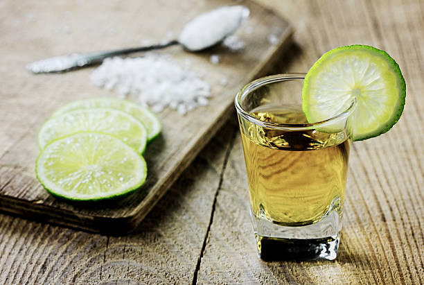 kieliszek tequili z wapna i sól - drink mexican culture tequila shot tequila zdjęcia i obrazy z banku zdjęć