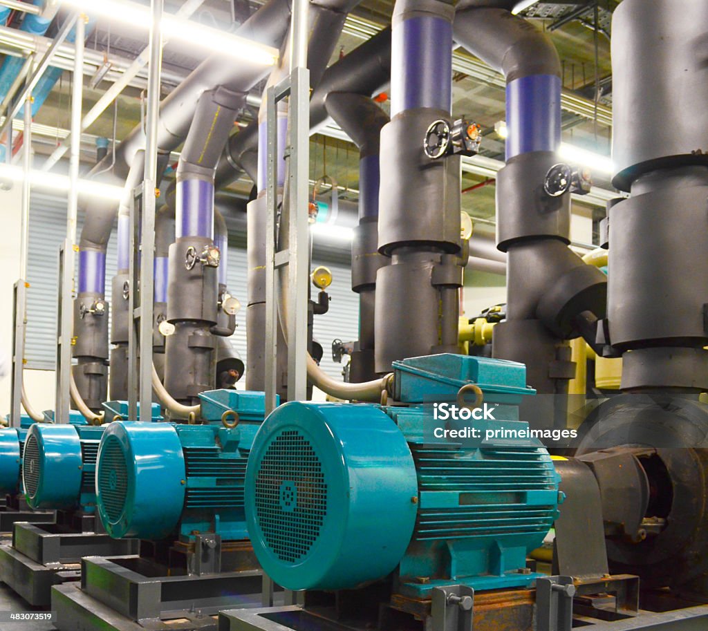 Wasser strömt station und industrielle Innenraum pipes - Lizenzfrei Elektromotor Stock-Foto