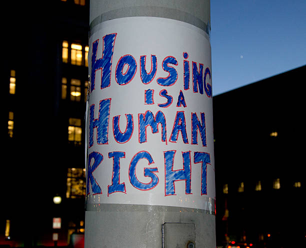 "unterkunft ist ein menschenrecht" protest schild - wohnungsprobleme stock-fotos und bilder