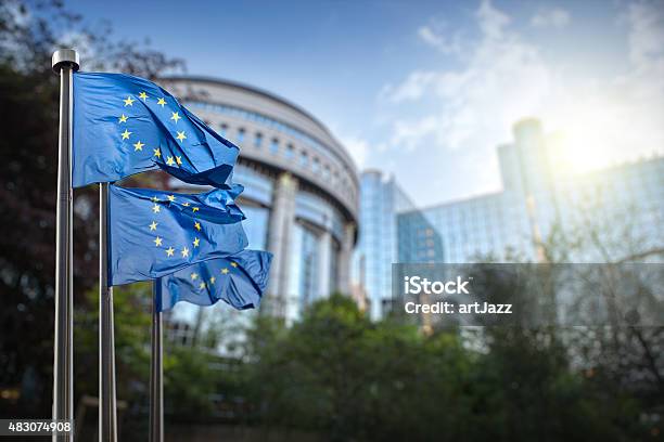 Bandera De La Unión Europea Contra El Parlamento En Bruselas Foto de stock y más banco de imágenes de Unión Europea