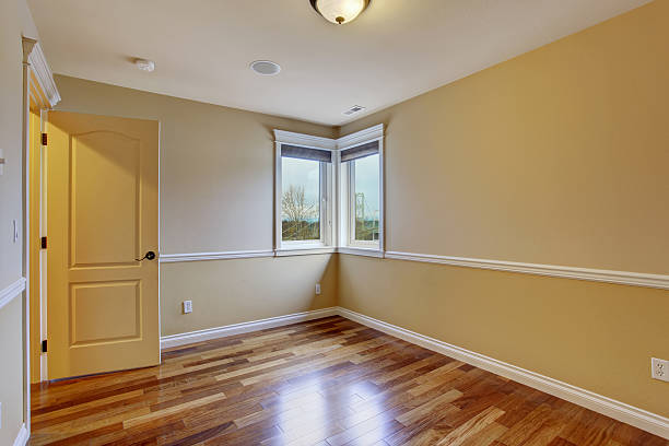 istock Unfurnished room with hardwood floor. 483075354