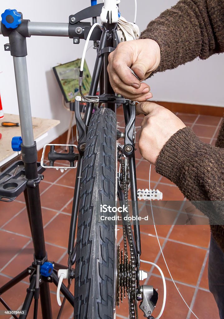 Bicicleta Real de diseño mecánico arreglando fixie bicicleta - Foto de stock de Actividad libre de derechos