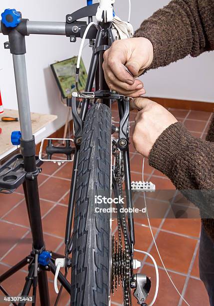 Bicicleta Real De Diseño Mecánico Arreglando Fixie Bicicleta Foto de stock y más banco de imágenes de Actividad