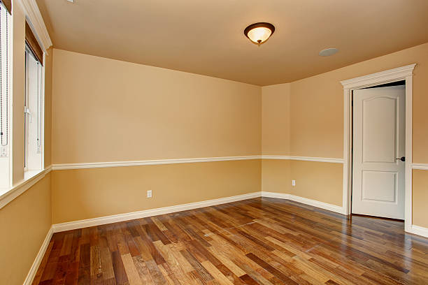 istock Unfurnished room with hardwood floor. 483075486