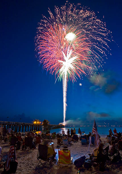 fuegos artificiales en la playa roja con ráfagas de luz de cielo - florida naples florida pier beach fotografías e imágenes de stock