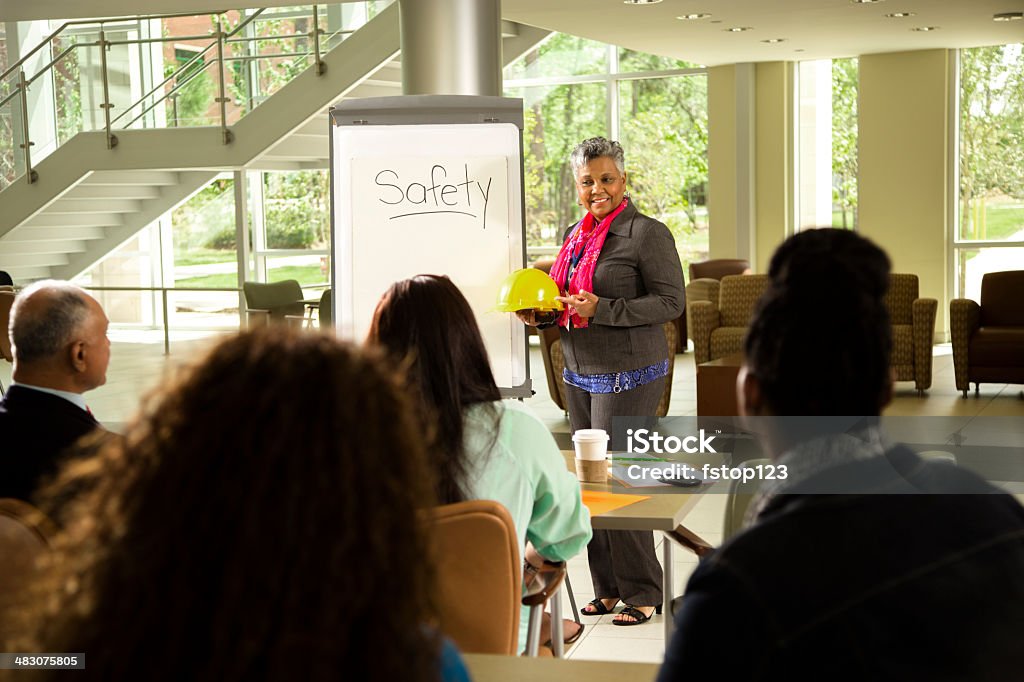 Sicherheit am Arbeitsplatz.  Präsentation mit Büro Arbeitnehmer. - Lizenzfrei Afrikanischer Abstammung Stock-Foto