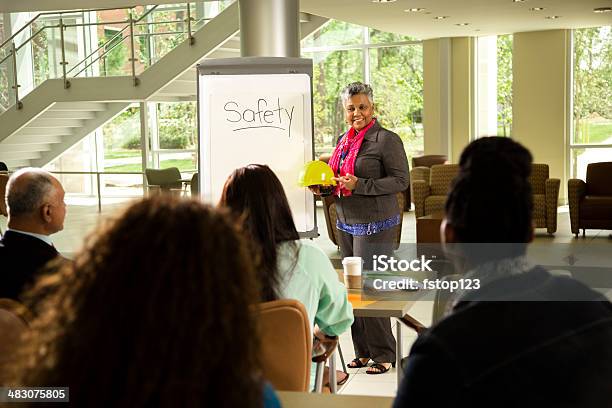 Sicherheit Am Arbeitsplatz Präsentation Mit Büro Arbeitnehmer Stockfoto und mehr Bilder von Afrikanischer Abstammung