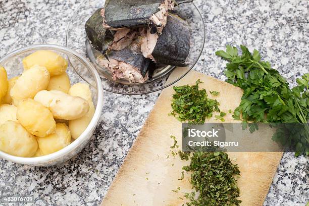 Pastel De Pescado De La Preparación Foto de stock y más banco de imágenes de Albahaca - Albahaca, Bacalao, Cocinar