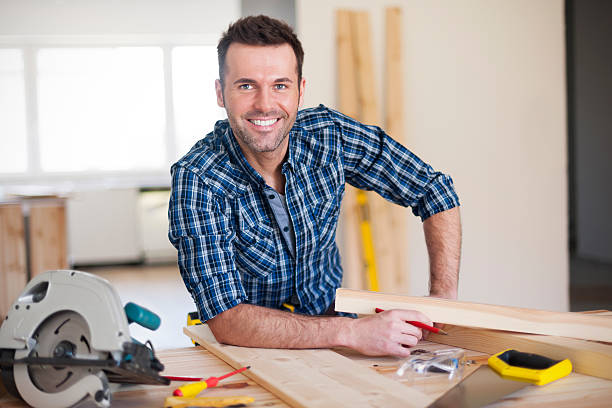 sonriendo trabajador de la construcción en el trabajo - lumberjack shirt fotografías e imágenes de stock
