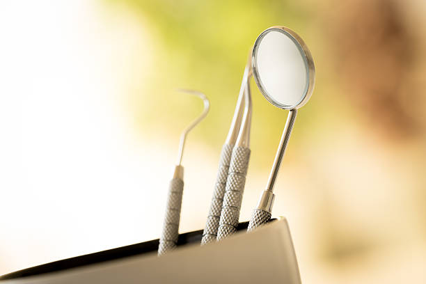 brosse à dents ensemble de soins dentaires - dentist mirror orthodontist carver photos et images de collection