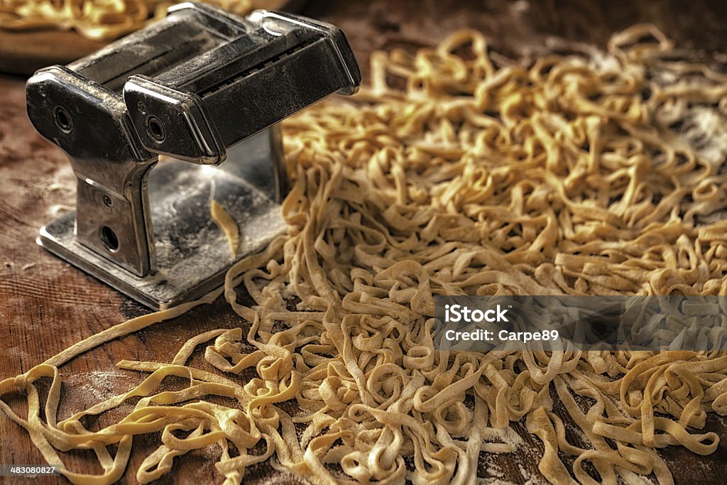 Spaghetti fatti in casa - Foto stock royalty-free di Alimento di base