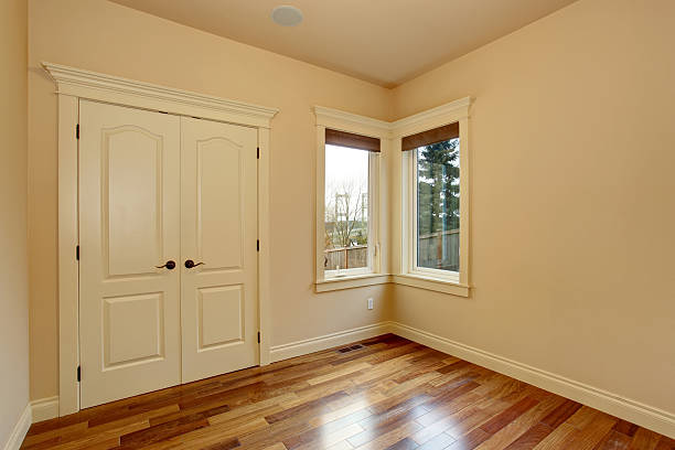istock Unfurnished room with hardwood floor. 483082672