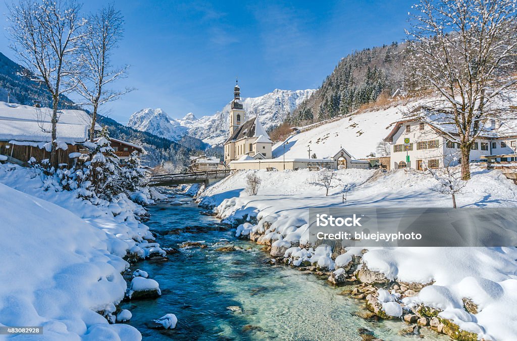 Schöne Winterlandschaft in den Alpen mit Kirche - Lizenzfrei Winter Stock-Foto