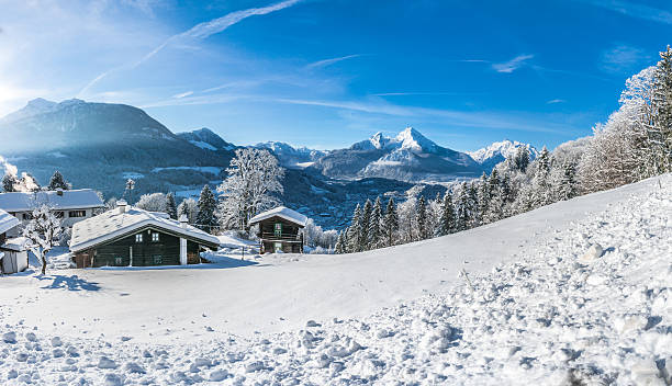 paisaje idílico en la región de baviera de los alpes, berchtesgaden, alemania - ski resort hut snow winter fotografías e imágenes de stock