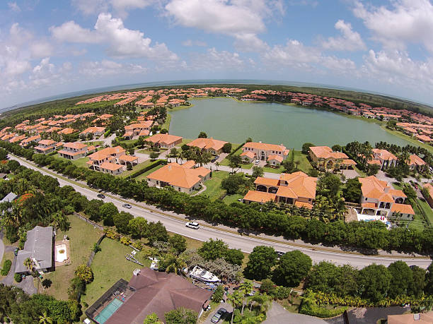 istock Suburban homes in Florida 483083112