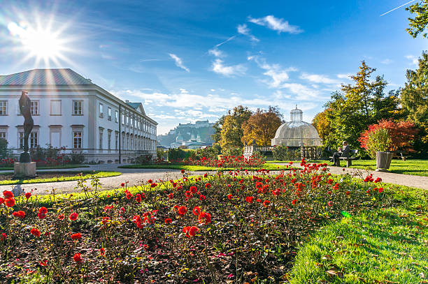 歴史あるザルツブルクの街で、有名なミラベルガーデン、オーストリア - ornamental garden cathedral church formal garden ストックフォトと画像