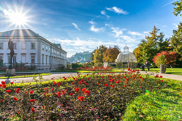 zabytkowe miasto salzburg z słynnych mirabellgarten, austria - ornamental garden cathedral church formal garden zdjęcia i obrazy z banku zdjęć