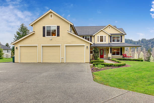 istock Classic American home with yellow exterior, and three garage spa 483083962