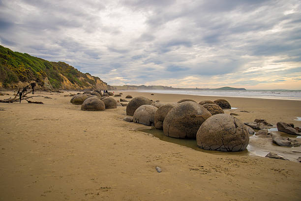 Moeraki Boulders na wybrzeżu Wyspa Południowa-Nowa Zelandia – zdjęcie