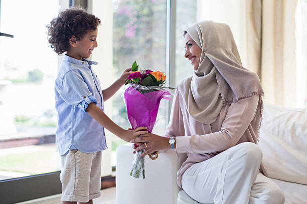 regalo para el día de la madre - women islam middle eastern ethnicity arabic style fotografías e imágenes de stock