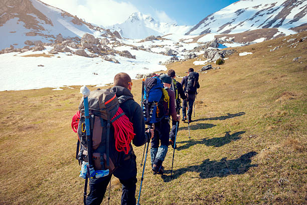 montanhismo  - exploration group of people hiking climbing - fotografias e filmes do acervo