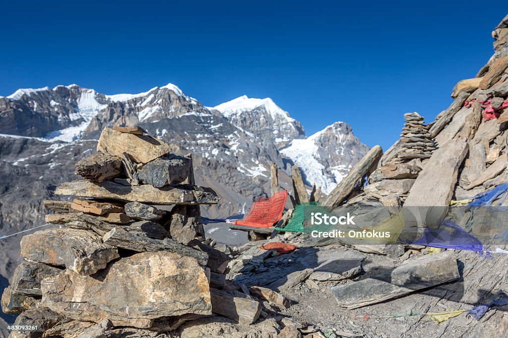 Santuario de los annapurnas pie los senderos y oración Flags, Himalaya, Nepal - Foto de stock de Aire libre libre de derechos