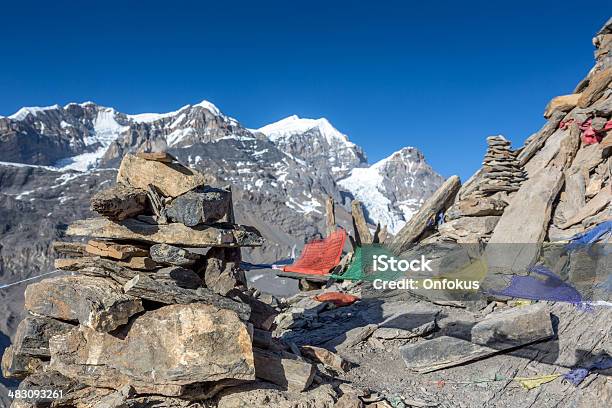 Foto de Annapurna Santuário Pé Trilhas E Bandeiras De Orações Himalaia Nepal e mais fotos de stock de Annapurna