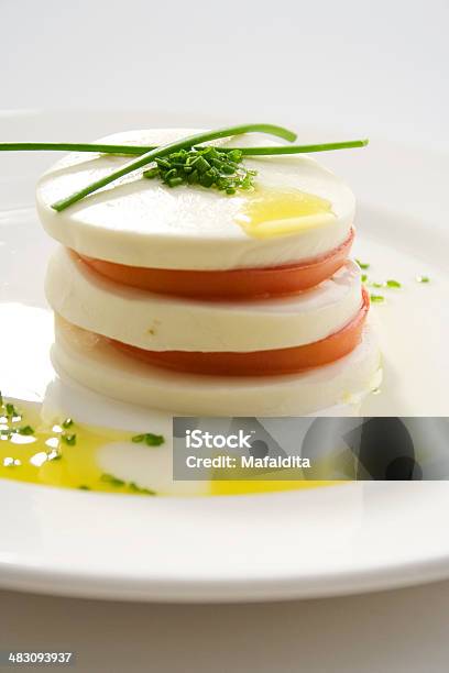 Insalata Caprese - Fotografie stock e altre immagini di Antipasto - Antipasto, Antipasto misto, Basilico