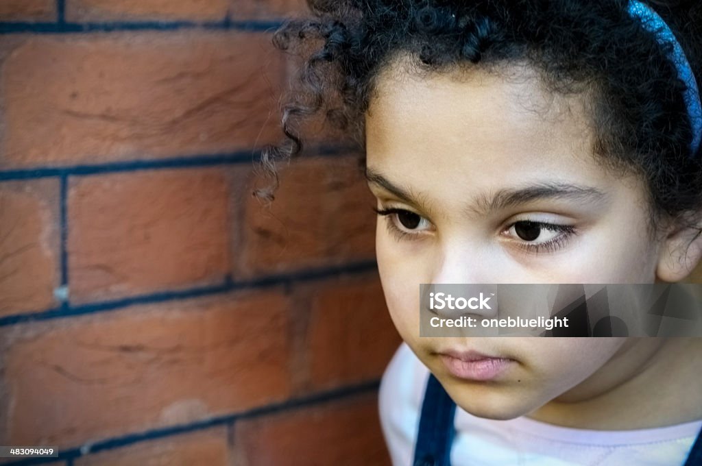 PERSONE: Close-Up Ritratto di bambino (7-8) guardando pensoso - Foto stock royalty-free di 6-7 anni