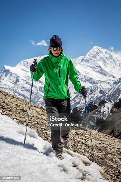 Mujer Excursionistas Caminar Alrededor De Los Annapurnas Trek Nepal Foto de stock y más banco de imágenes de Adulto