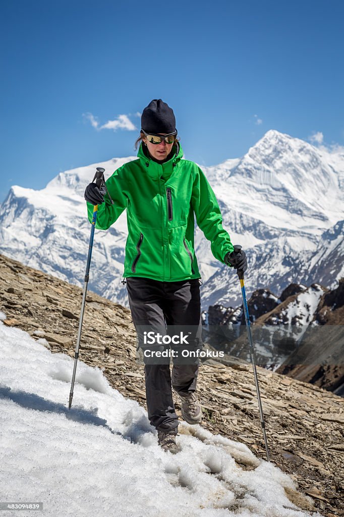 Alpinista mulher caminhadas na Annapurna Trek, Nepal - Foto de stock de Adulto royalty-free