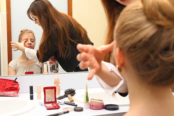 artista de maquiagem nos bastidores - make up makeup artist make up brush applying - fotografias e filmes do acervo