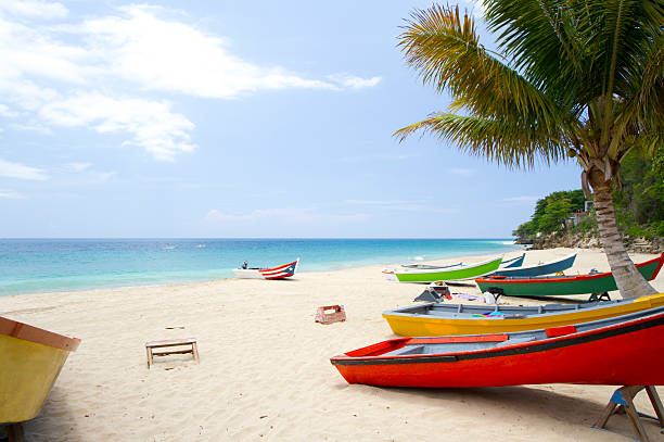 プエルトリコが打ち寄せるビーチのボート水平 ストックフォト